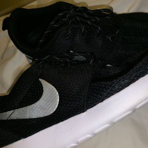 Black women roshe shoes